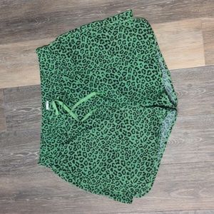 Buff bunny shorts gree leopard